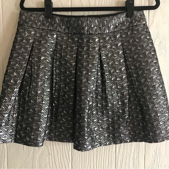 Banana Republic Pleated Skirt - Picture 4 of 6